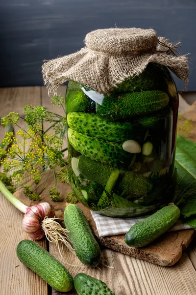 Pot Pickles op houten tafel — Stockfoto