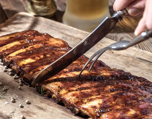 Chef cut up barbecue ribs. — Stock Photo, Image