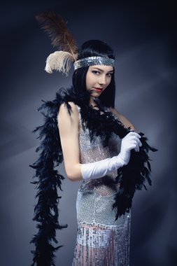 Beyaz elbiseli zarif kadın. Retro tarzı.