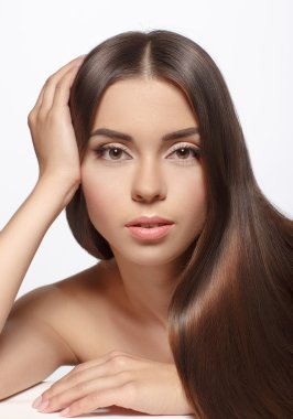 Uzun kahverengi düz saçlar üzerinde WHI izole - güzel Bayan