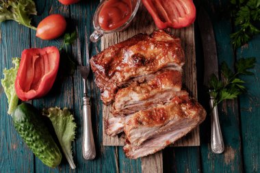 lezzetli mangalda kaburga baharatlı bir kötek sosu ile terbiyeli