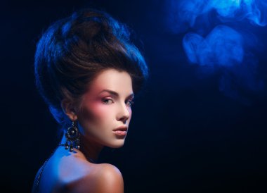 Küpe ile güzel bir kızın dramatik portre