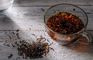 Sabah fincan çay vintage ahşap arka plan üzerinde