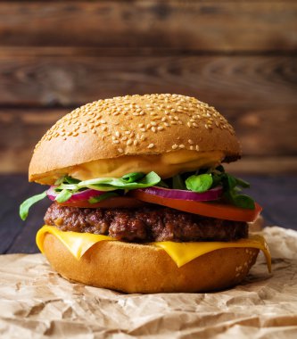 Ahşap zemin üzerine ev yapımı hamburger closeup