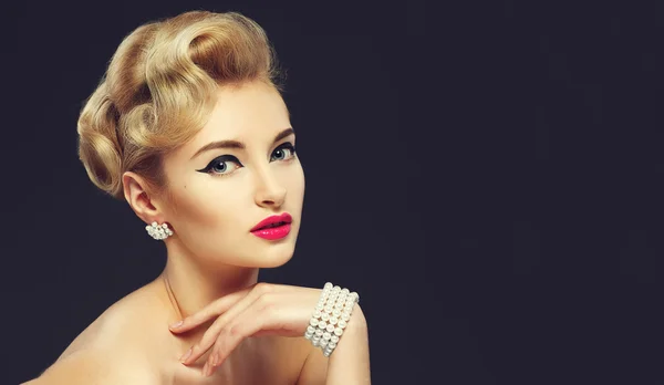 Beautiful young girl with jewels. Makeup in sixties style "arrow — Stock Photo, Image
