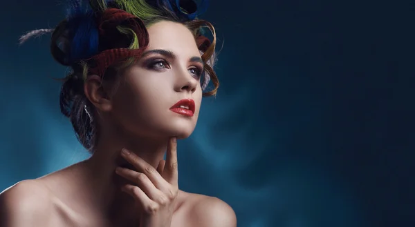 Retrato de beleza de um belo modelo com penteado colorido — Fotografia de Stock