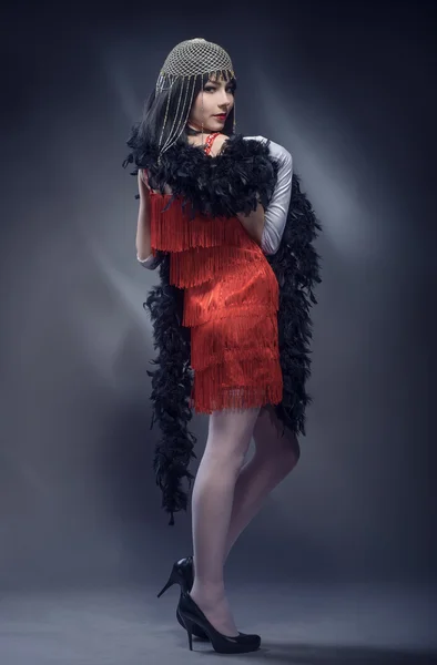 Elegante donna in abito rosso e piuma boa — Foto Stock