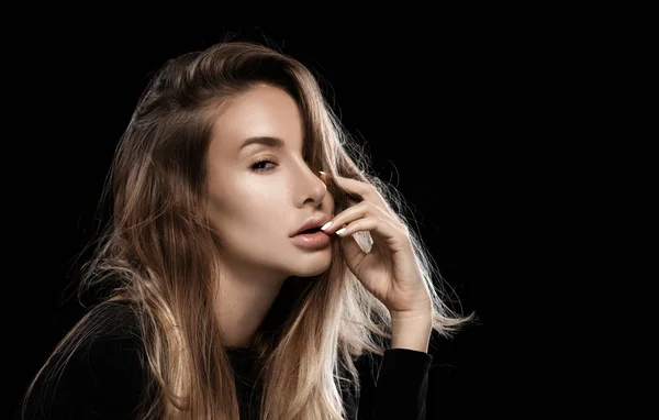 Retrato de uma menina com cabelo desgrenhado. Olhar sexy . — Fotografia de Stock