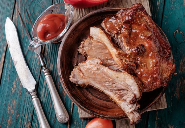 Heerlijke gebarbecued ribben gekruid met een pittige saus van basting — Stockfoto
