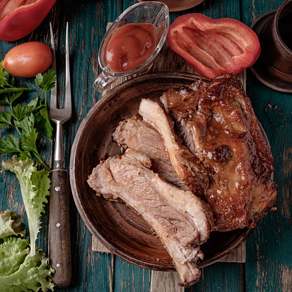 Deliciosas costillas a la brasa aderezado con una salsa picante de hilvanado — Foto de Stock