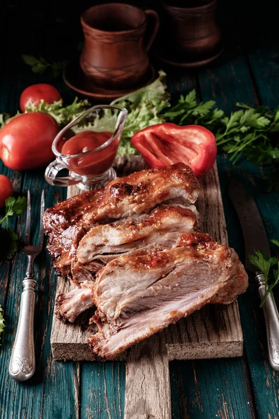 Heerlijke gebarbecued ribben gekruid met een pittige saus van basting — Stockfoto