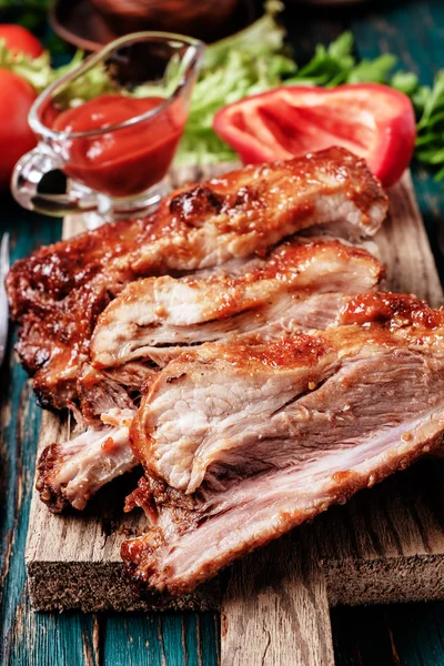 Delicious barbecued ribs seasoned with a spicy basting sauce — Stock Photo, Image
