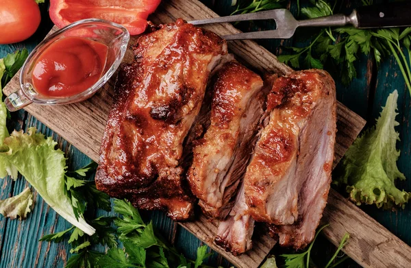 Deliciosas costelas grelhadas temperadas com um molho picante — Fotografia de Stock