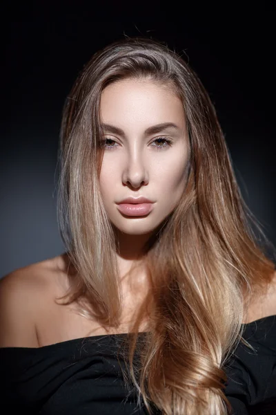 Retrato de muchacha hermosa con el pelo largo sano — Foto de Stock
