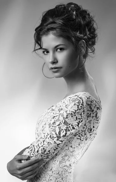 Preto e branco retrato de bela jovem mulher em vestido branco — Fotografia de Stock