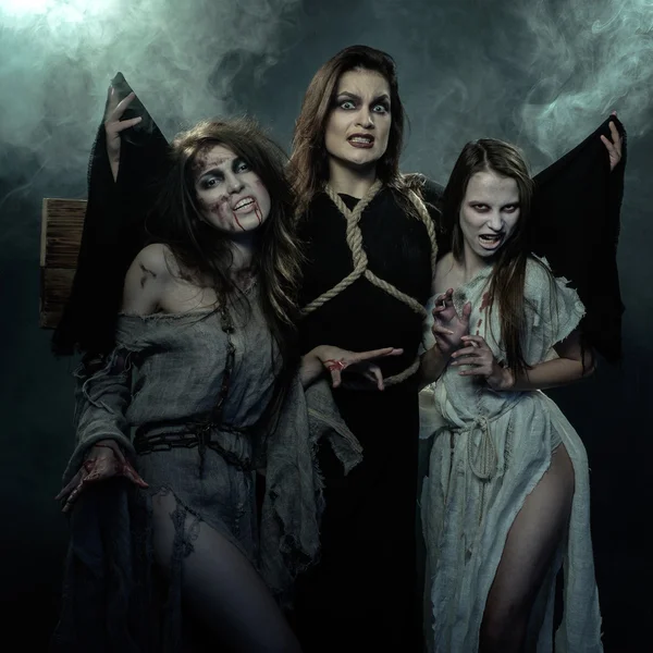Cadılar Bayramı. Orta Çağ. Üç witche — Stok fotoğraf