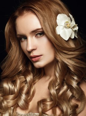 uzun dalgalı saçlı güzel sarışın.