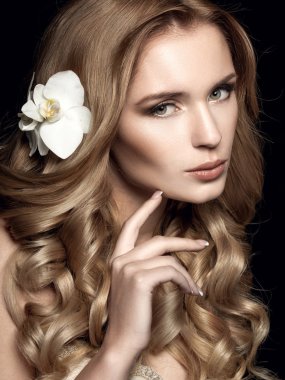 Yüz dokunmadan uzun dalgalı saçlı güzel sarışın