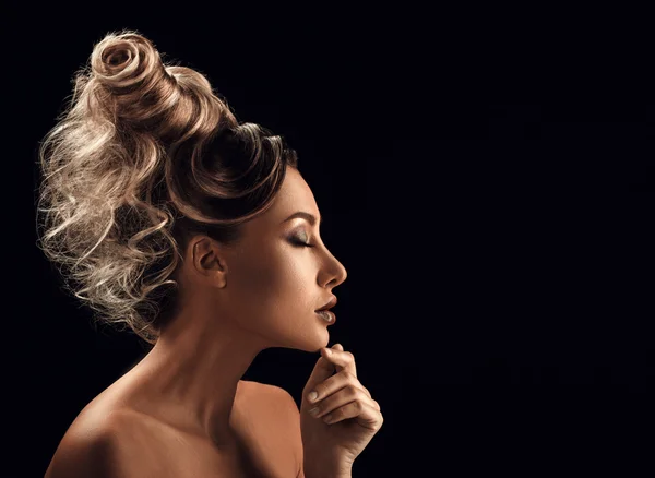 Retrato de bela jovem mulher com penteado tocando seu fa — Fotografia de Stock