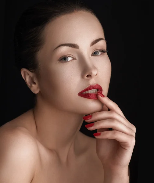 Hermosa mujer tocándose los labios. Lápiz labial rojo . — Foto de Stock