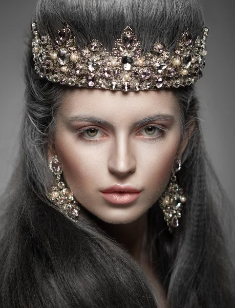 Портрет красивой женщины в бриллиантовой короне и серьгах — стоковое фото