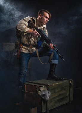 Silahlı silahlı adam. STALKER.