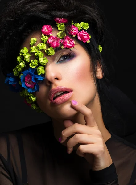 Retrato de moda de uma menina bonita com bandagem sobre um olho — Fotografia de Stock