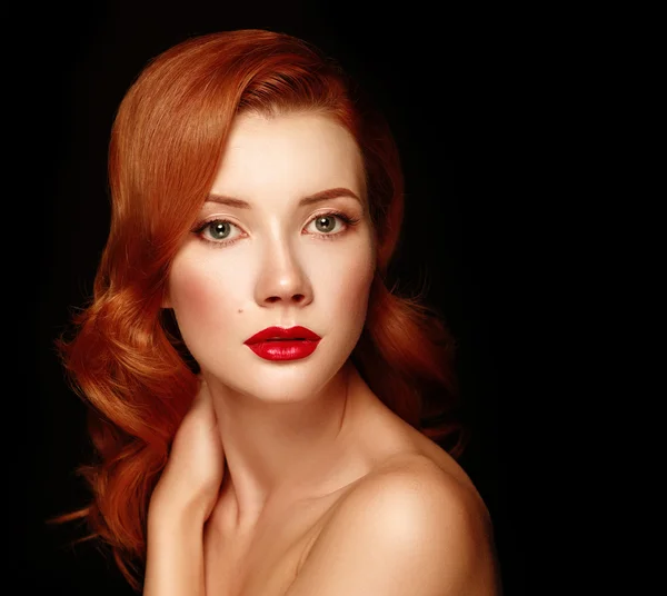 Beauutiful young woman with red hair. — Stock Photo, Image