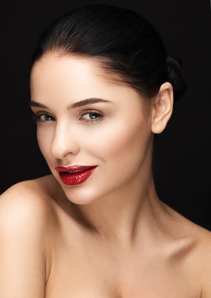 Retrato de hermosa joven con labios rojos . —  Fotos de Stock