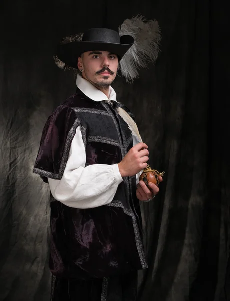 Homme en costume d'époque et chapeau avec plume — Photo