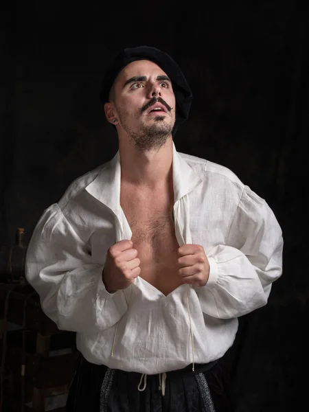 Retrato del poeta. Un hombre con una camisa blanca y un sombrero —  Fotos de Stock