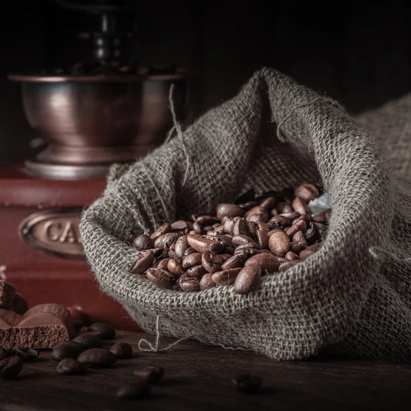 Saco de grãos de café em um fundo escuro . — Fotografia de Stock