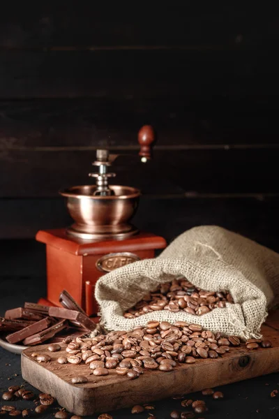 Stillleben von Kaffeebohnen in Jutesäcken mit Kaffeemühle — Stockfoto