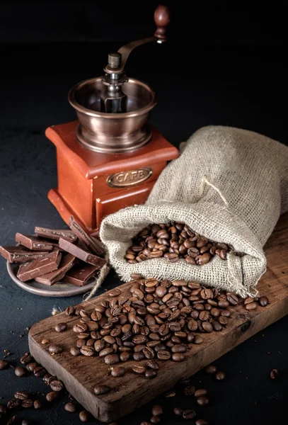Vida ainda de grãos de café em sacos de juta com moedor de café — Fotografia de Stock