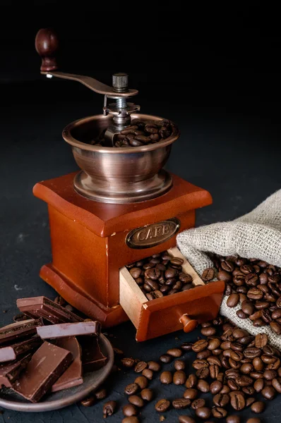 Vida ainda de grãos de café em sacos de juta com moedor de café — Fotografia de Stock