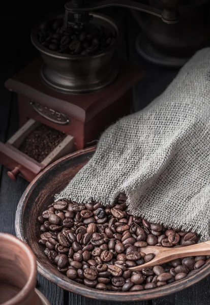 Saco de grãos de café e moedor de café vintage em uma madeira escura — Fotografia de Stock