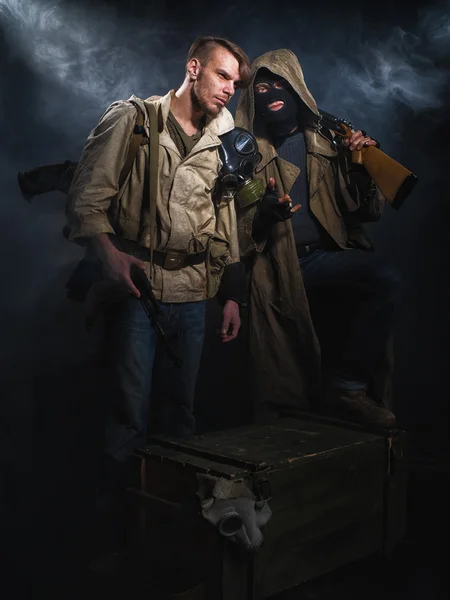 Two armed men. Post-apocalyptic fiction — Stock Photo, Image