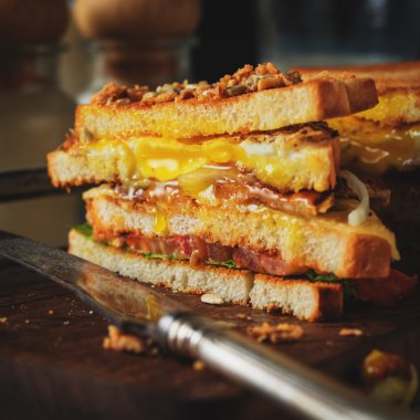 Yumurta, domates, soğan, pastırma bir vintage ahşap ile sandviç 