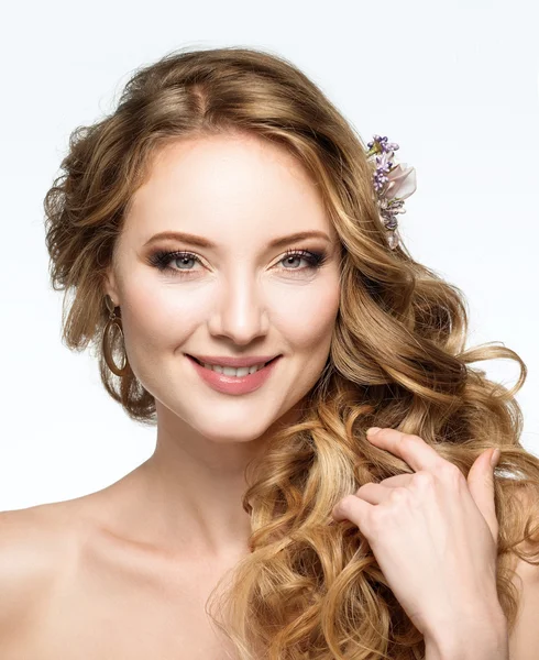 Retrato de bela menina sorridente. Penteado de casamento e make-u — Fotografia de Stock