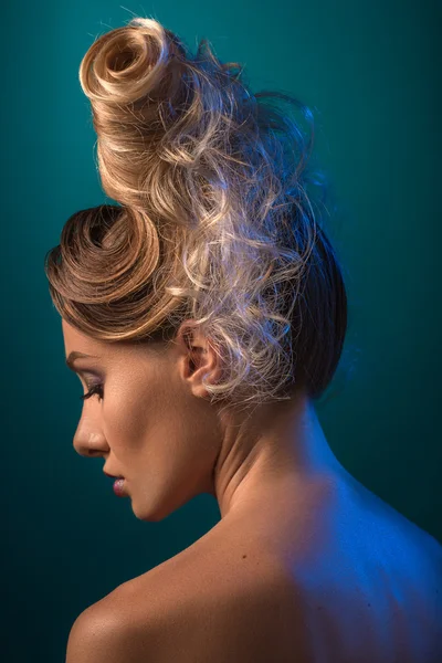 Nő a futurisztikus frizurát. Fejtetőre fésült frizura. — Stock Fotó