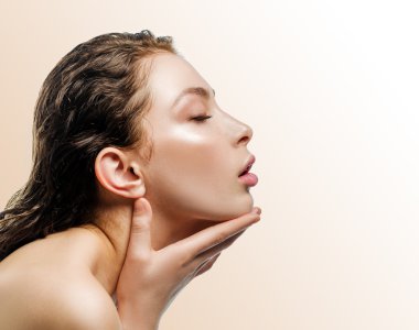 Kapalı gözlü güzel genç kız. Temiz sağlıklı cilt