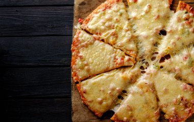 Güzel taze pizza jambon ve peynir bir ahşap tepsi