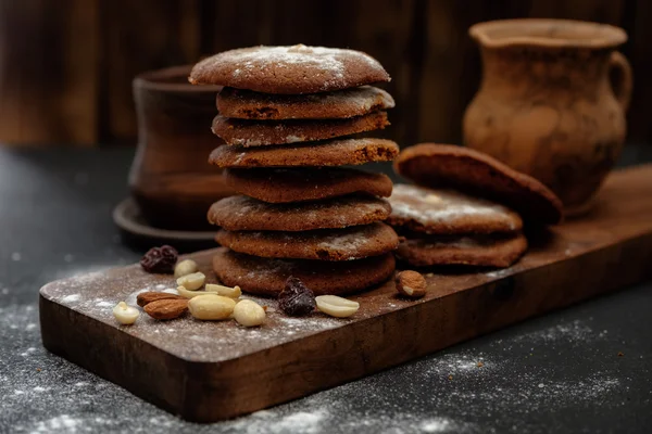 Пряникове печиво, забите глазурованим цукром на дерев'яному столі — стокове фото