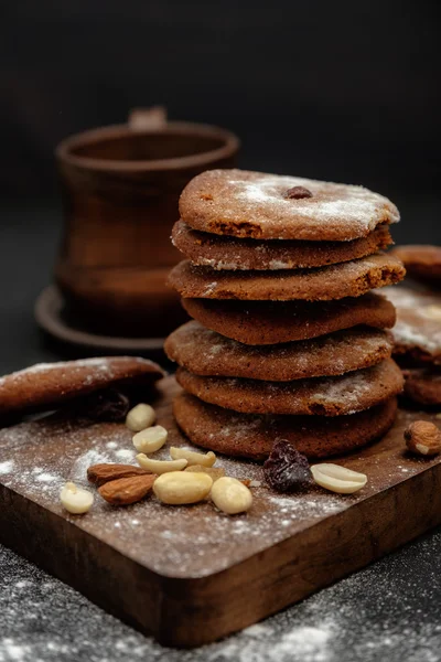 Пряникове печиво, забите глазурованим цукром на дерев'яному столі — стокове фото