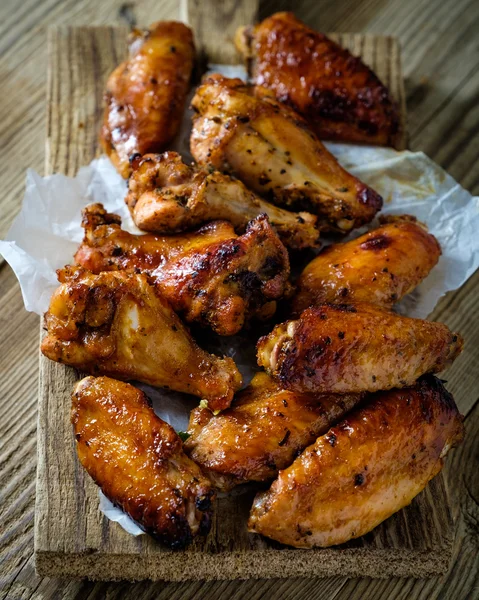 Gros plan ailes de poulet Bbq avec sauce, doigt grillé et savoureux f — Photo