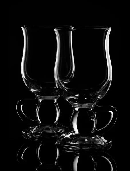 Verre de café irlandais sur fond noir — Photo