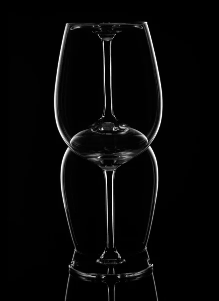 Silhouette de verres à vin sur fond noir . — Photo