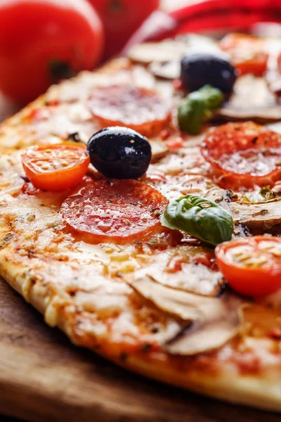 Close-up de deliciosa pizza fresca com cogumelos, cereja e pep — Fotografia de Stock