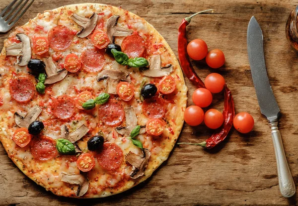 Deliciosa pizza fresca com cogumelos, cereja e pepperoni servir — Fotografia de Stock