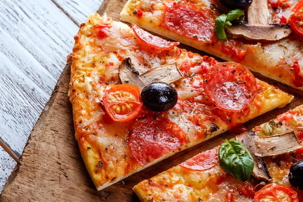 Heerlijke verse pizza met champignons, kers en pepperoni dienen — Stockfoto